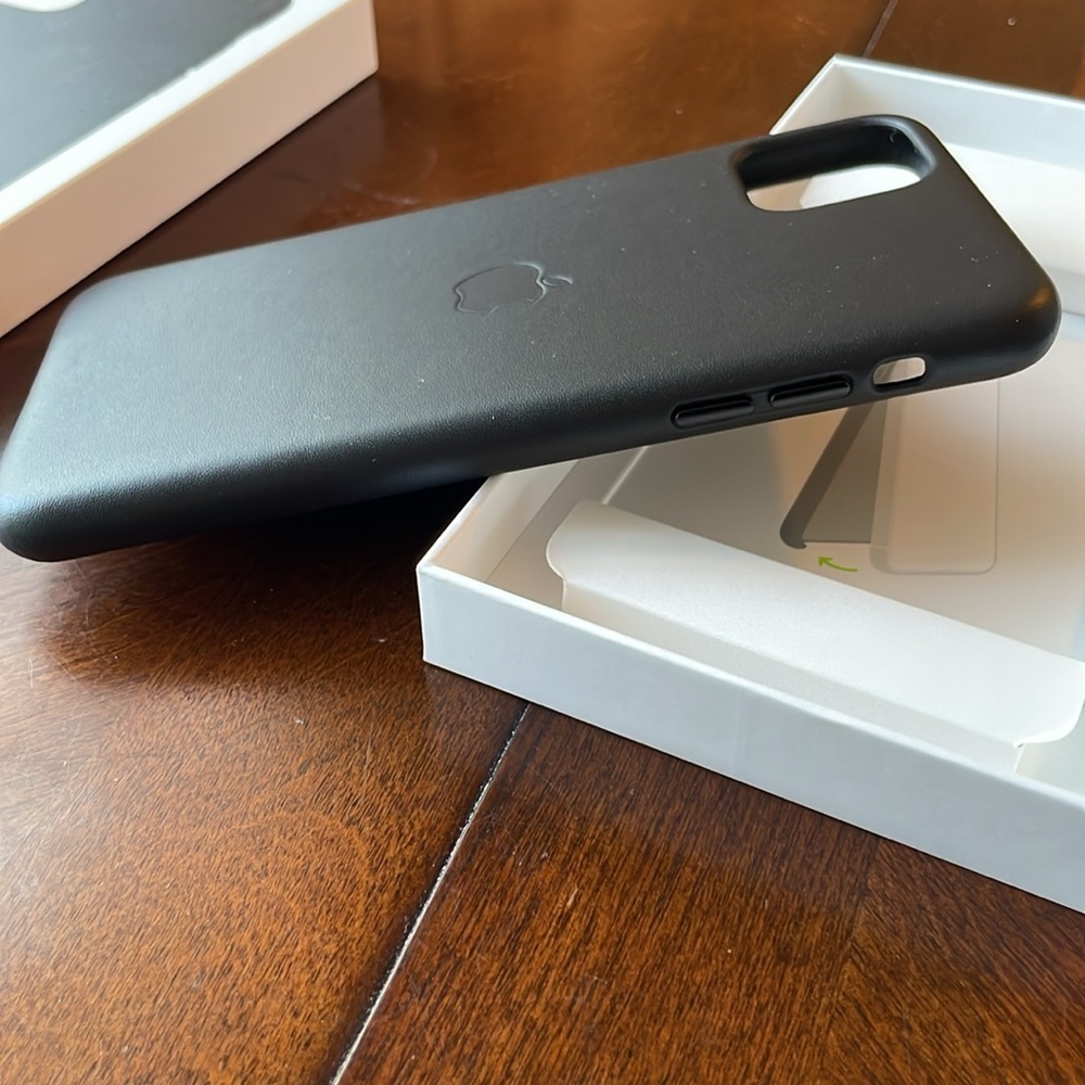 Apple Black Leather iPhone 11 Pro Max Case. - Picture 2 of 5